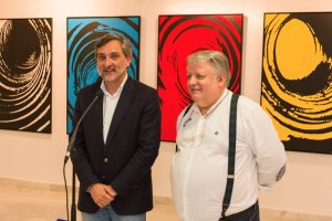 Ángel Escobar, el pintor y algunas de sus obras.