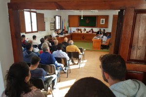 Afectados por el paseo asisten al debate del convenio para su construcción desde la puerta del salón de plenos.
