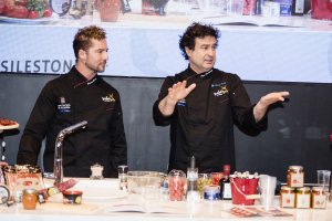 David Bisbal y Pepe Rodríguez, juntos ayer en el showcooking de Sabores Almería