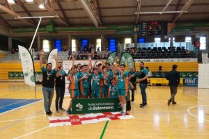 Los campeones posan en la pista del pabellón de El Ejido.