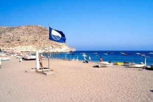 La playa de Aguamarga mantiene la bandera azul.