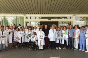 Concentración de profesionales sanitarios hoy a las puertas del Complejo Hospitalario Torrecárdenas.