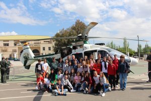 Alumnos del IES Cura Valera con un helicóptero de la Guardia Civil.