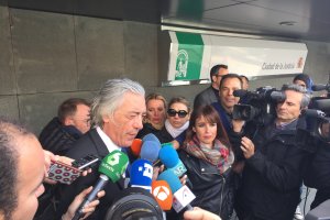 El letrado Francisco Torres ante los medios.