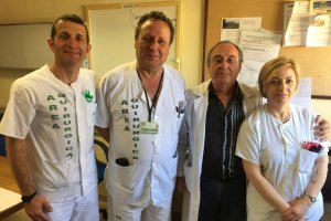 Los doctores Huete Allut, Masegosa y Pedrero, de Neurocirugía, con una enfermera del servicio.