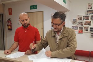 Herrera, a la derecha de la foto, en la sede del PSOE.