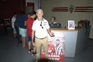 Los aficionados se abonan con ilusión al Almería.
