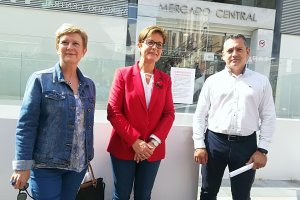 Adriana Valverde en el centro junto a Consuelo Rumí e Indalecio Gutiérrez