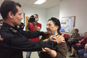 Juan Padilla, agente del área de Participación Ciudadana de la Policía Nacional, con Josefa, que se ha prestado voluntaria.