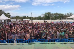 Jóvenes durante la celebración del \'The Fest Colors\' en el recinto ferial de Vera.