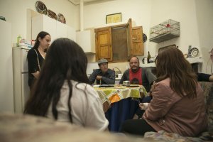 Las dos menores, de espaldas, con sus familias, fotografiadas ayer en Alhama de Almería.