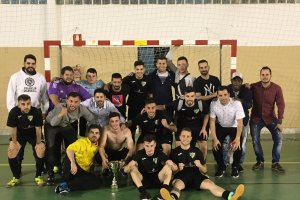 Los campeones celebrando en la pista.