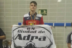Gonzalo Marín recogiendo su medalla.