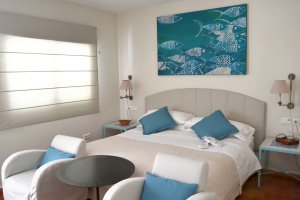 Cuentan con 18 habitaciones singulares con nombres de playas.