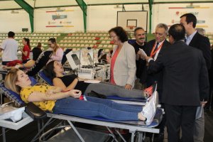 La delegada del Gobierno, Gracia Fernández, conversa con dos donantes en el Rafael Florido.
