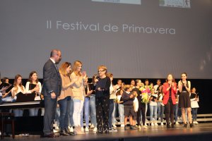 Entrega de una placa conmemorativa de la Presidenta de Argar, Rosa Onieva, al director del SEK, Luis Carlos Jiménez.