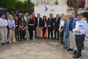 Asistentes institucionales en la lectura del manifiesto del Día Mundial del Lupus, hoy en la Plaza del Educador de la capital.