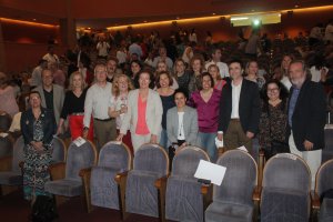 La delegada de Gobierno y el delegado de Cultura junto a los directores y jefes de estudios de los colegios participantes en la gala.