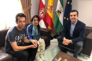 Ángel Cruz y Patricia Ramírez, padres de Gabriel, con el alcalde de Almería, Ramón Fernández-Pacheco.