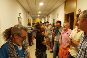 Los candidatos hacen cola para realizar el casting ayer en el Hotel Tryp Indalo.