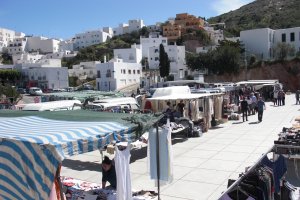 Mercado de los miércoles de Mojácar, ubicado en la plaza del Rey Alabez, sobre el aparcamiento público. Foto: Ricardo Alba