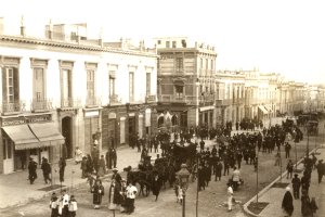 Funeral de primera de la señora Emilia Robles, con carruaje y clero  caminando por el Paseo del Príncipe.
