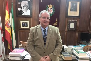 Francisco Martínez Amo, presidente del Colegio Oficial de Médicos, en su despacho.