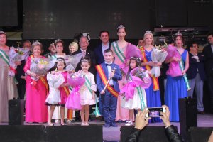 El alcalde, el pregonero y concejales con las Reinas y Rey de las Fiestas de El Parador.