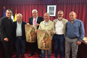 El alcalde de Abrucena, Antonio Torres; junto al presentador del cartel, Rafael Jiménez, el tte. de alcalde y la Hermandad.