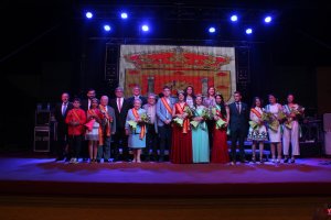 El alcalde de Pechina y sus concejales junto al pregonero y los homenajeados en la gala inaugural de las Fiestas de Pechina.