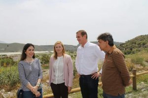 Delegado de Medio Ambiente durante su visita a Adra.