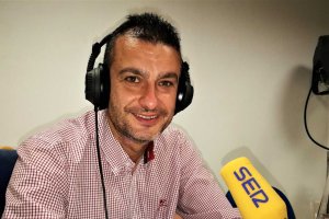 Isra Polo en los estudios de la Cadena SER.