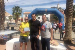 El alcalde de Zurgena con su campeón.