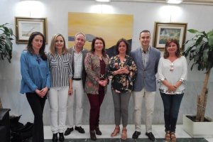 Parlamentarios andaluces y la vicesecretaria de Sanidad del PP, hoy en la sede del Colegio de Médicos.