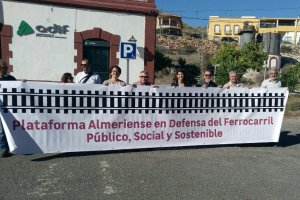 Miembros de la Plataforma, ante la estación.