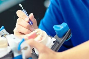 El protésico ha sido condenado a 6 meses de cárcel y de inhabilitación profesional.