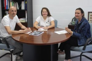 Fernando Soriano; Rocío Muñoz, coordinadora del fútbol femenino, y Lorena García.