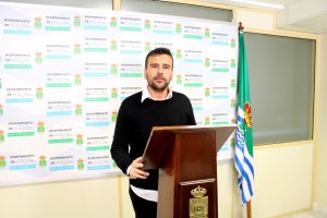 Desiderio Enciso anunciando su renuncia al acta de concejal de El Ejido.