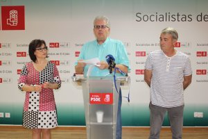 Valoración de las cuentas municipales en la sede del PSOE ejidense.