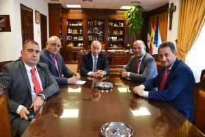 Amat, con los directivos de Carrefour en Almería.