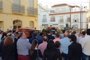 El féretro con el cuerpo de José Carmona para junto al busto en honor de su padre.