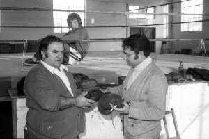 Las naves de la Térmica vieja en la Avenida de Cabo de Gata. En la foto, el periodista Diego García con el entrenador Antonio González.