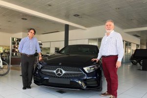 Juanjo Fernández con Juan Antonio Almansa en el concesionario Mercedes.
