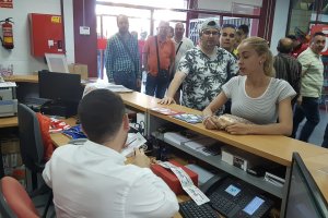 Primeros aficionados en retirar las entradas.