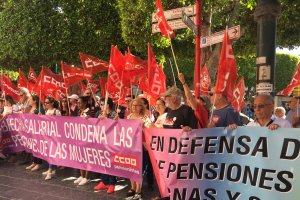 Concentración esta mañana a las puertas de INSS en la Plaza Circular de la capital.