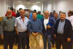 El presidente de Feral, en el centro, con los promotores de la Junta Central de Usuarios de Níjar al término de la asamblea celebrada anoche.​