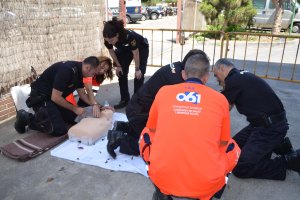 Profesionales del 061 enseñan a policías técnicas de reanimación cardiopulmonar.
