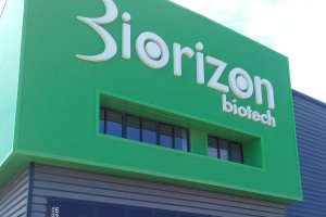 El doctor Antonio Jesús Vizcaino posa frente a la sede de Biorizon Biotech en el PITA.