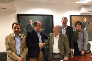 El delegado de Agricultura, José Manuel Ortiz Bono, entrega la resolución de ayudas al presidente de Primaflor, Lorenzo Belmonte.