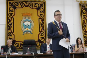 Felipe Cayuela con la vara de mando tras tomar posesión como alcalde.